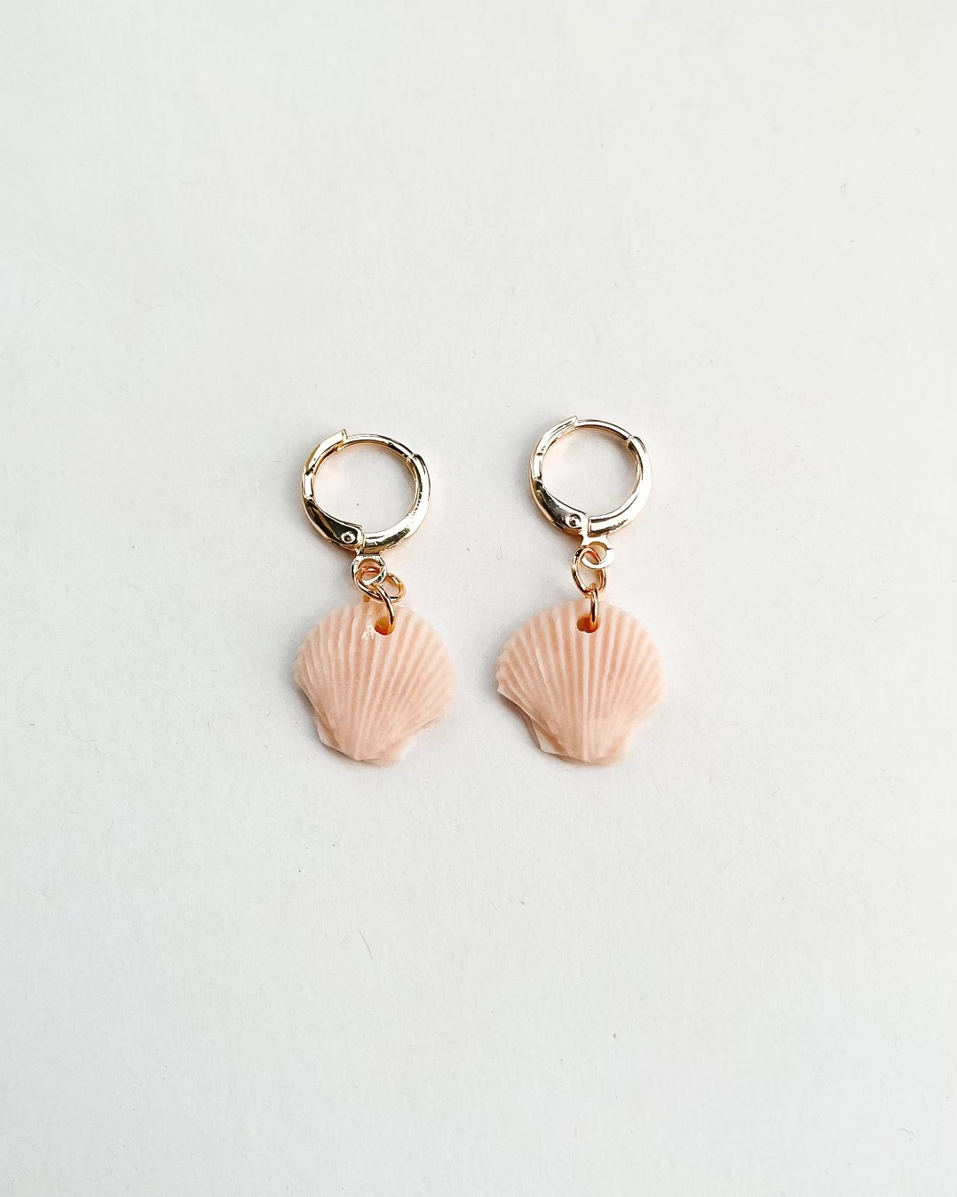 Shell Huggy Hoops - Pink